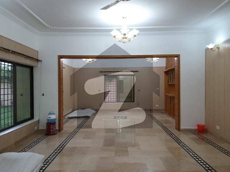 ایف ۔ 7 اسلام آباد میں 6 کمروں کا 1.33 کنال مکان 5 لاکھ میں کرایہ پر دستیاب ہے۔