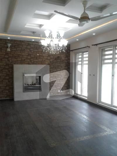 MARVELOUS ONE KANAL HOUSE FOR RENT IN PHASE III