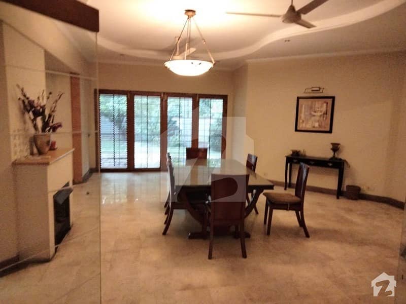 سرور کالونی کینٹ لاہور میں 5 کمروں کا 1.6 کنال مکان 17 کروڑ میں برائے فروخت۔
