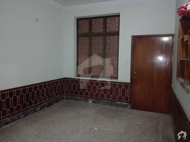 ماڈل ٹاؤن لاہور میں 4 کمروں کا 14 مرلہ مکان 1.1 لاکھ میں کرایہ پر دستیاب ہے۔
