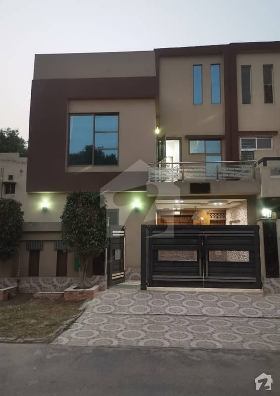 بحریہ ٹاؤن سیکٹرڈی بحریہ ٹاؤن لاہور میں 3 کمروں کا 5 مرلہ مکان 1.4 کروڑ میں برائے فروخت۔