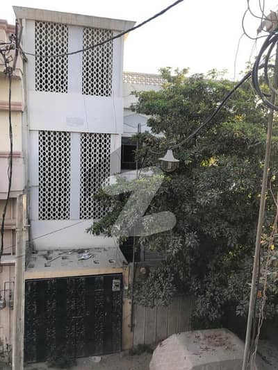 نیو ٹاؤن پولیس لائنز گلشنِ اقبال ٹاؤن کراچی میں 4 کمروں کا 8 مرلہ مکان 3.85 کروڑ میں برائے فروخت۔