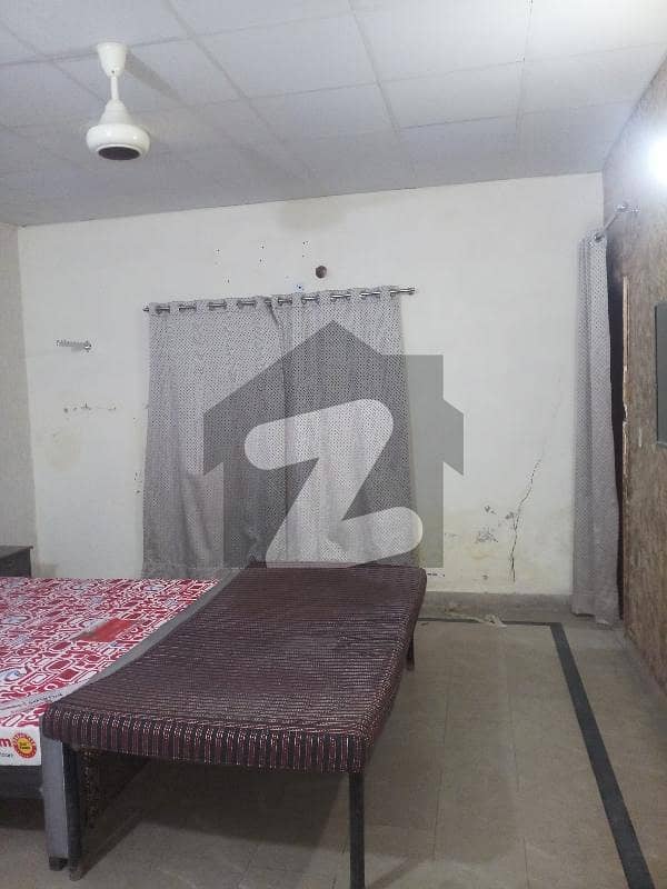 پیپلز کالونی نمبر 1 فیصل آباد میں 5 کمروں کا 10 مرلہ مکان 95 ہزار میں کرایہ پر دستیاب ہے۔