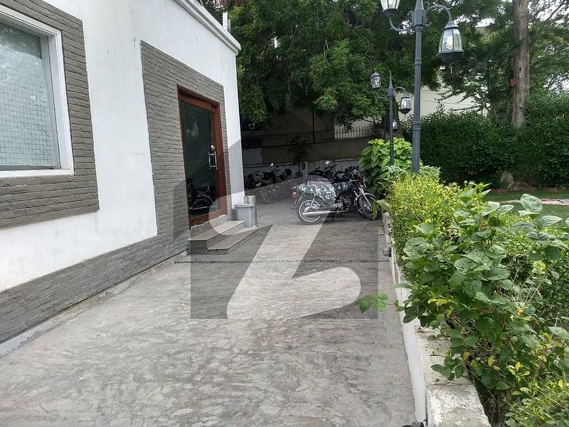 1000 Sq Yards Bungalow Available Fore Silent Commercial Use