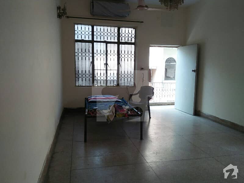ڈیوس روڈ لاہور میں 3 کمروں کا 7 مرلہ بالائی پورشن 28 ہزار میں کرایہ پر دستیاب ہے۔