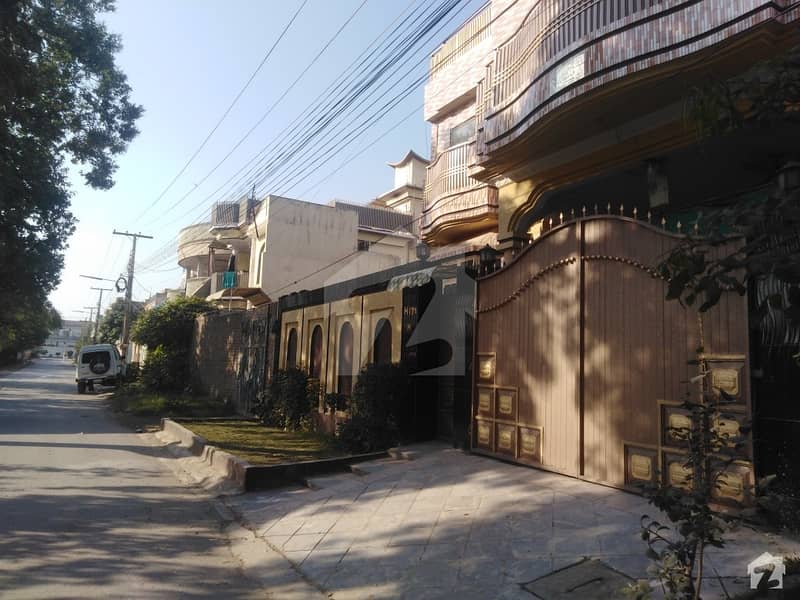 10 Marla House Available In Stately Neighbourhood Of Hayatabad