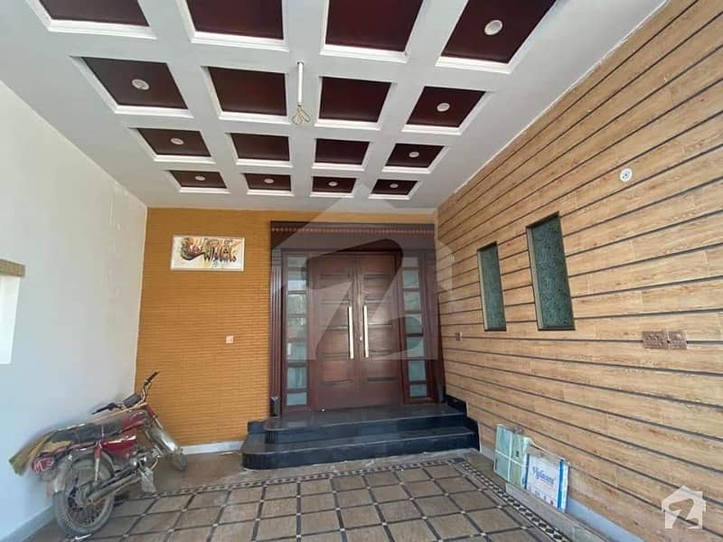 ستارہ ویلی فیصل آباد میں 5 کمروں کا 10 مرلہ مکان 2.4 کروڑ میں برائے فروخت۔