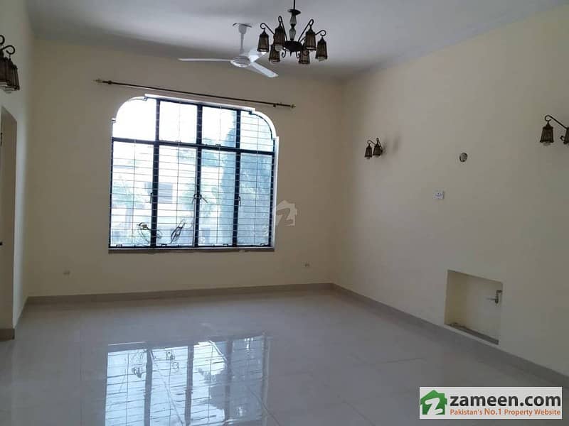 Elegant Bungalow With 3 Beds On Tufail Road Cantt
