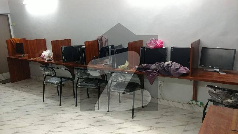 یونیورسٹی روڈ کراچی میں 4 کمروں کا 6 مرلہ دفتر 1.2 کروڑ میں برائے فروخت۔