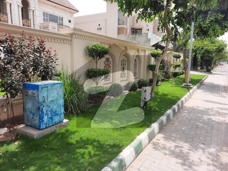 سکھ چین گارڈنز لاہور میں 6 کمروں کا 2 کنال مکان 12 کروڑ میں برائے فروخت۔