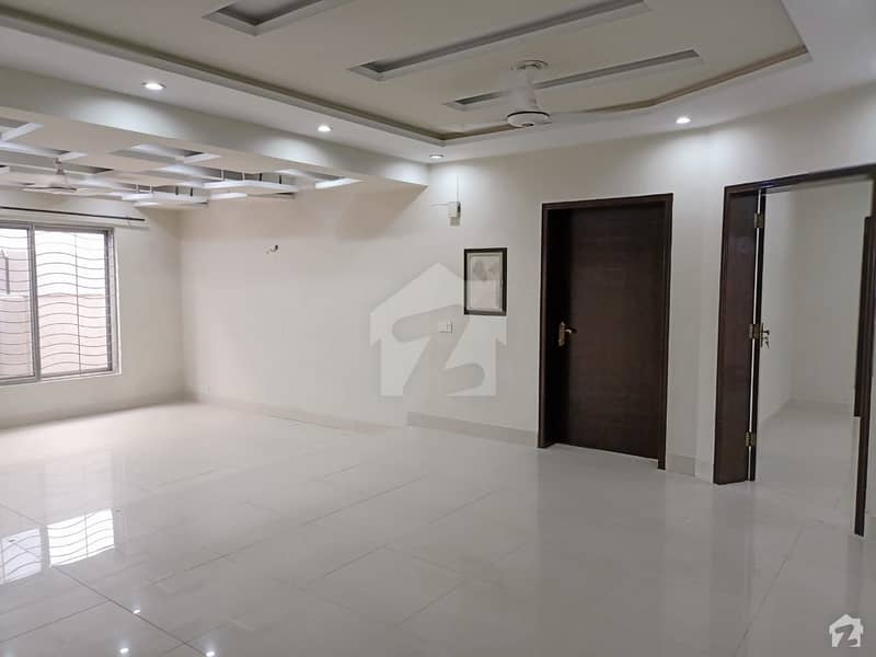 ایل ڈی اے ایوینیو ۔ بلاک بی ایل ڈی اے ایوینیو لاہور میں 5 کمروں کا 1 کنال بالائی پورشن 40 ہزار میں کرایہ پر دستیاب ہے۔