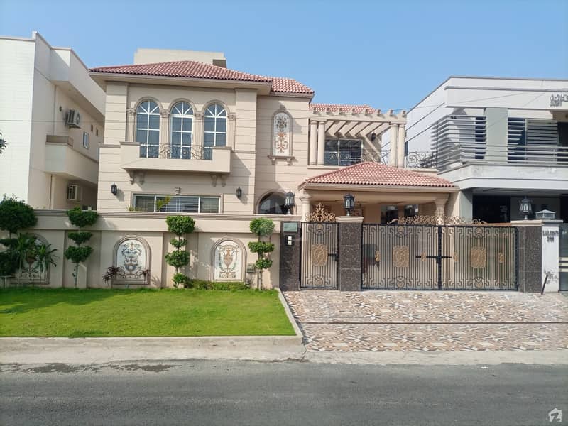1 Kanal House Ideally Situated In DC Colony