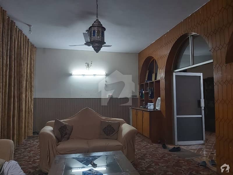 علامہ اقبال ٹاؤن لاہور میں 6 کمروں کا 10 مرلہ مکان 2.1 کروڑ میں برائے فروخت۔