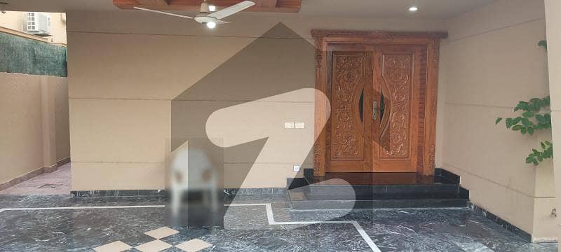 ویلینشیاء ۔ بلاک سی ویلینشیاء ہاؤسنگ سوسائٹی لاہور میں 5 کمروں کا 1 کنال مکان 4.25 کروڑ میں برائے فروخت۔