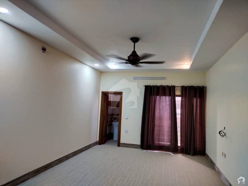 Avail Yourself A Great 10 Marla Upper Portion In Amin Town