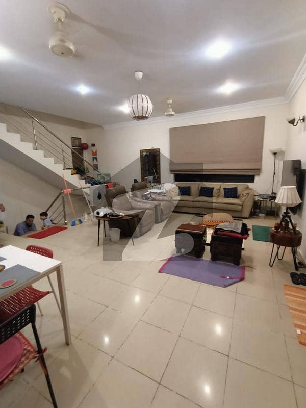 نیوی ہاؤسنگ سکیم کارساز کراچی میں 5 کمروں کا 14 مرلہ مکان 2 لاکھ میں کرایہ پر دستیاب ہے۔