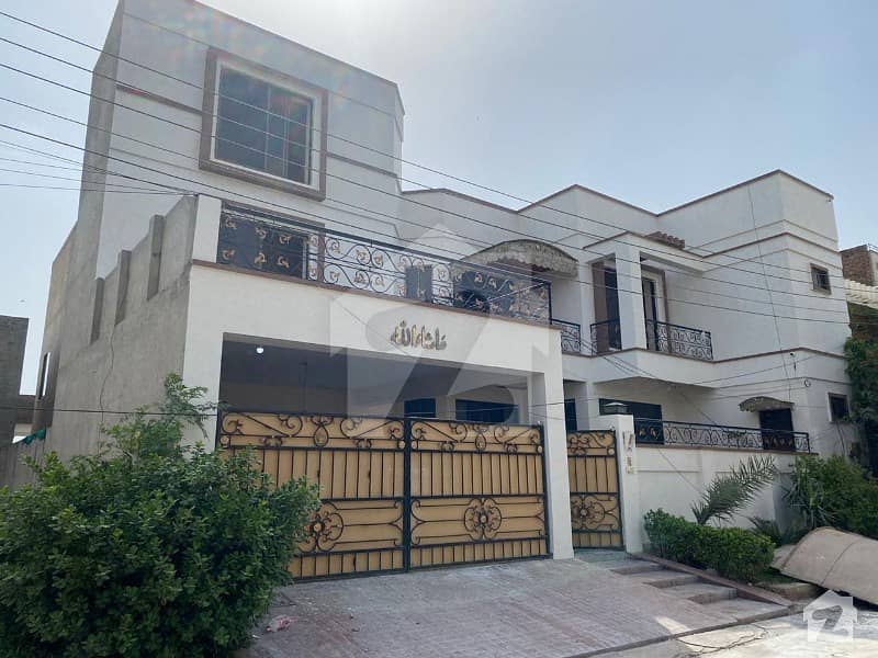 کینال روڈ فیصل آباد میں 5 کمروں کا 11 مرلہ مکان 3 کروڑ میں برائے فروخت۔