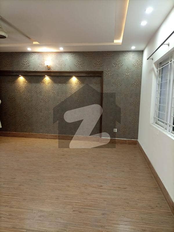 او پی ایف ہاؤسنگ سکیم لاہور میں 5 کمروں کا 1 کنال مکان 4 کروڑ میں برائے فروخت۔