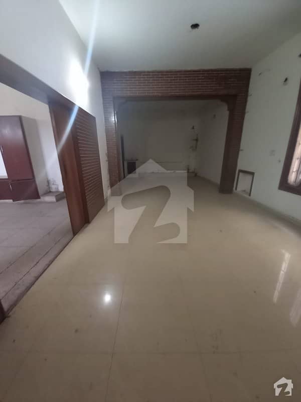 House Near Karim Market And Multan Road