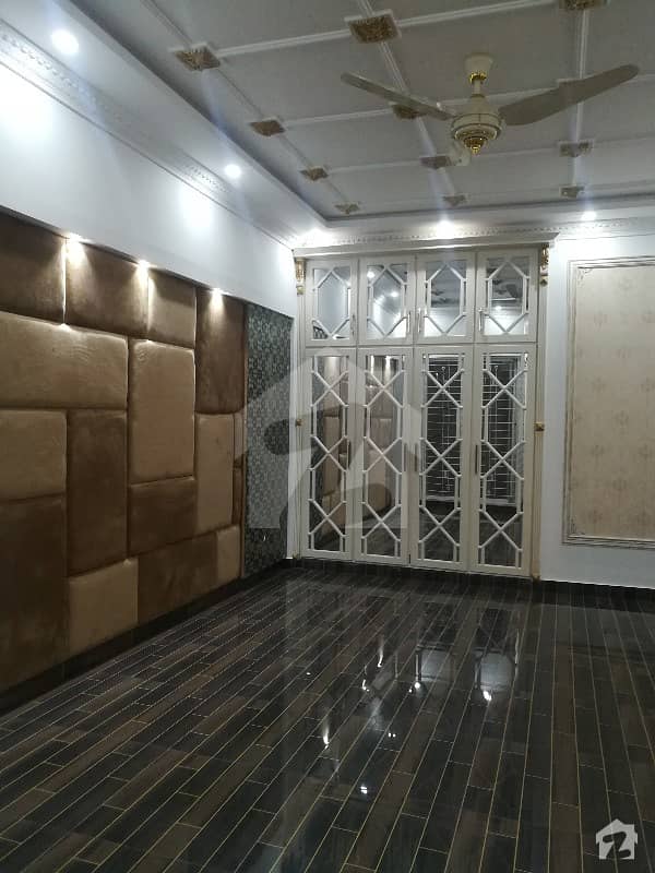 علامہ اقبال ٹاؤن لاہور میں 5 کمروں کا 10 مرلہ مکان 4 کروڑ میں برائے فروخت۔