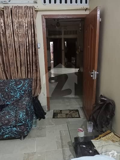 حسین آباد گلبرگ ٹاؤن کراچی میں 4 کمروں کا 5 مرلہ بالائی پورشن 1.05 کروڑ میں برائے فروخت۔