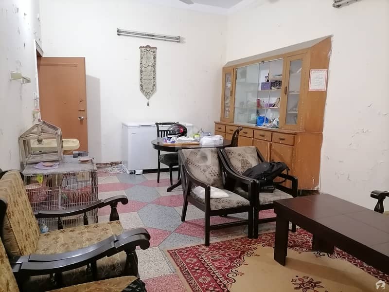 Allama Iqbal Town House Sized 10 Marla Is Available