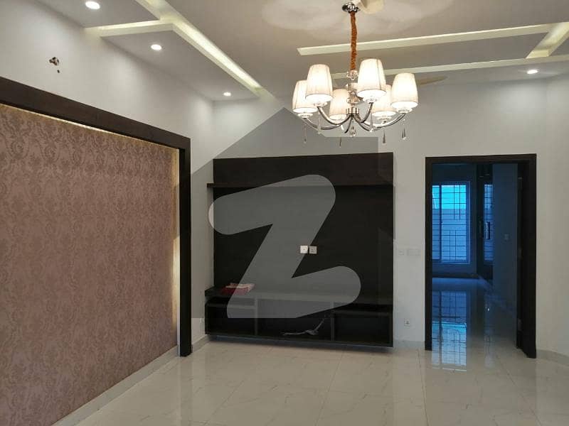 ڈی ایچ اے فیز 2 - بلاک آر فیز 2 ڈیفنس (ڈی ایچ اے) لاہور میں 4 کمروں کا 10 مرلہ مکان 90 ہزار میں کرایہ پر دستیاب ہے۔
