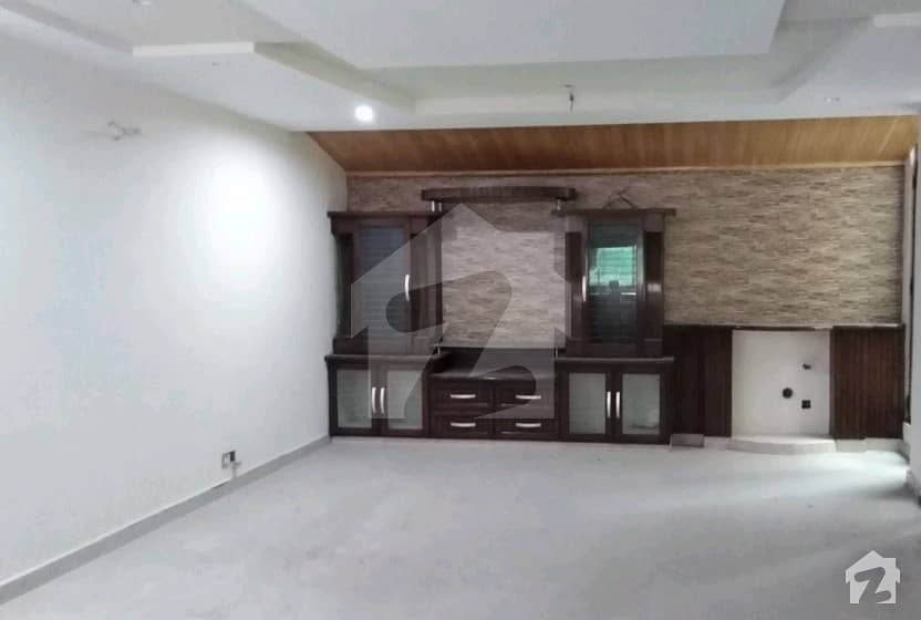 ماڈل ٹاؤن لاہور میں 5 کمروں کا 2 کنال مکان 5 لاکھ میں کرایہ پر دستیاب ہے۔