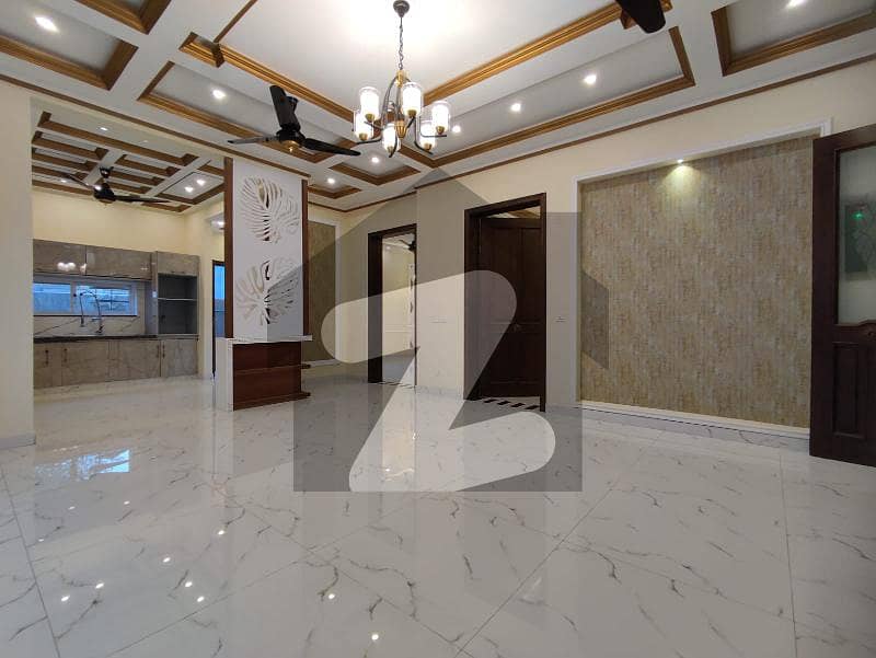 بحریہ ٹاؤن سیکٹر ای بحریہ ٹاؤن لاہور میں 5 کمروں کا 10 مرلہ مکان 3.3 کروڑ میں برائے فروخت۔