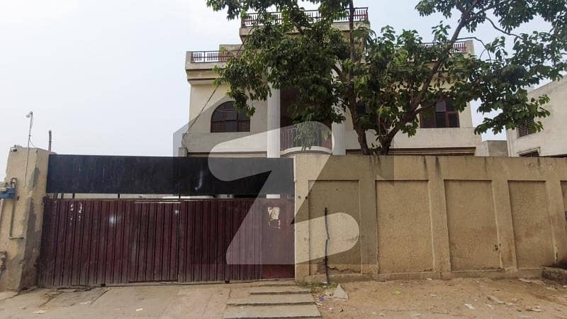 1 Kanal With 5 Bed Rooms 6 Bath Rooms Old House Available For Sale