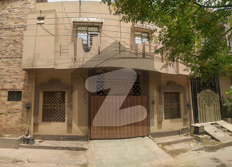 گلشنِ رفیق فیصل آباد میں 6 کمروں کا 6 مرلہ مکان 1.2 کروڑ میں برائے فروخت۔