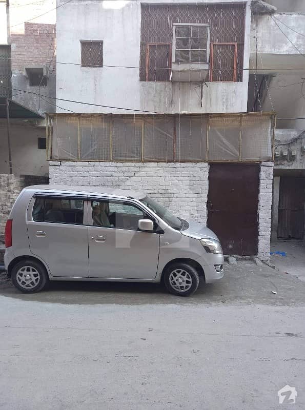 ماڈل ٹاؤن لاہور میں 2 کمروں کا 3 مرلہ فلیٹ 30 لاکھ میں برائے فروخت۔