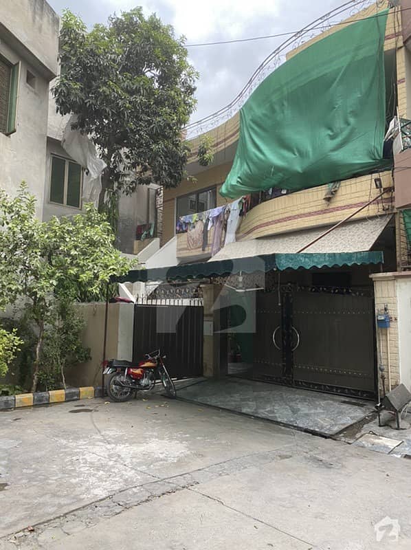 یو ایم ٹی روڈ یو ایم ٹی سوسائٹی لاہور میں 5 کمروں کا 8 مرلہ مکان 2.25 کروڑ میں برائے فروخت۔
