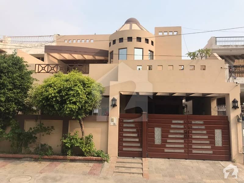 فیصل ٹاؤن لاہور میں 4 کمروں کا 10 مرلہ مکان 2.9 کروڑ میں برائے فروخت۔