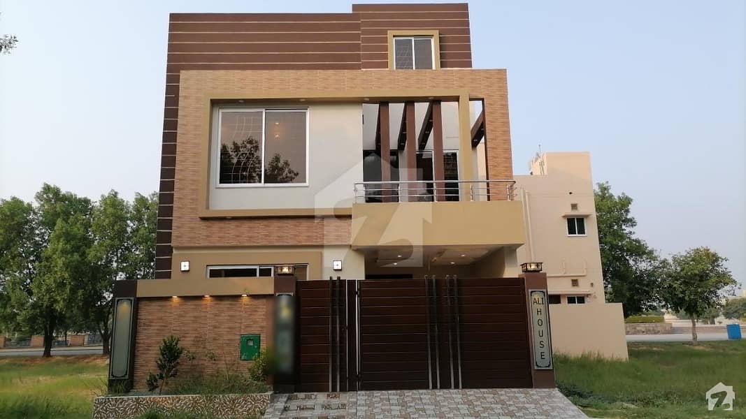 Near Tauheed Square 5marla Beautiful House Located In C Block Solid Construction