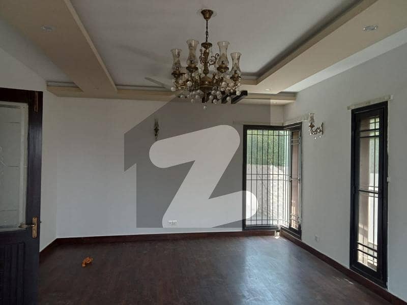 ڈی ایچ اے فیز 7 ایکسٹینشن ڈی ایچ اے ڈیفینس کراچی میں 6 کمروں کا 1 کنال مکان 2.4 لاکھ میں کرایہ پر دستیاب ہے۔