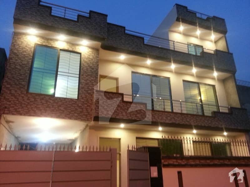 علامہ اقبال ٹاؤن ۔ چناب بلاک علامہ اقبال ٹاؤن لاہور میں 5 کمروں کا 10 مرلہ مکان 2.7 کروڑ میں برائے فروخت۔