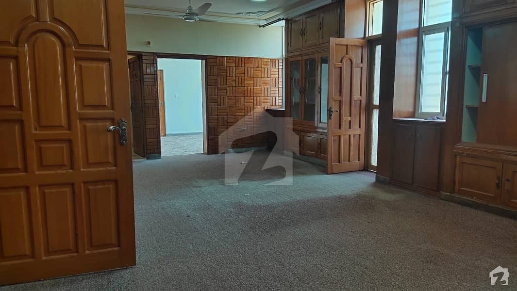 کینٹ پشاور میں 3 کمروں کا 10 مرلہ فلیٹ 2.3 کروڑ میں برائے فروخت۔