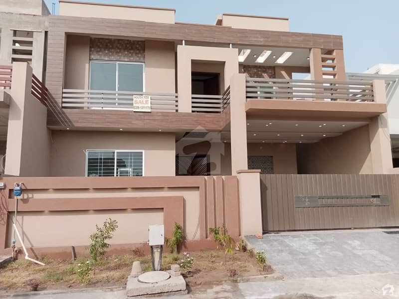 خیابانِ گارڈنز فیصل آباد میں 5 کمروں کا 11 مرلہ مکان 3.1 کروڑ میں برائے فروخت۔