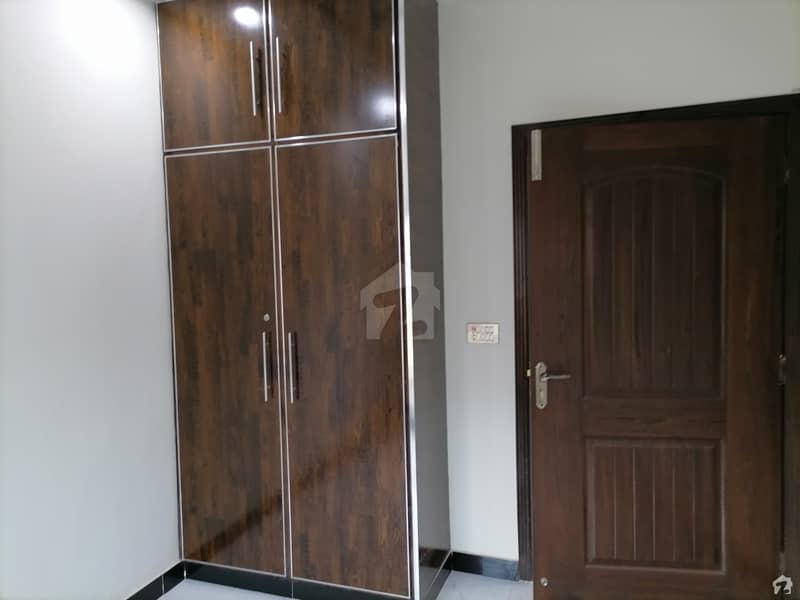 ایڈن بولیوارڈ ہاؤسنگ سکیم کالج روڈ لاہور میں 4 کمروں کا 5 مرلہ مکان 1.35 کروڑ میں برائے فروخت۔