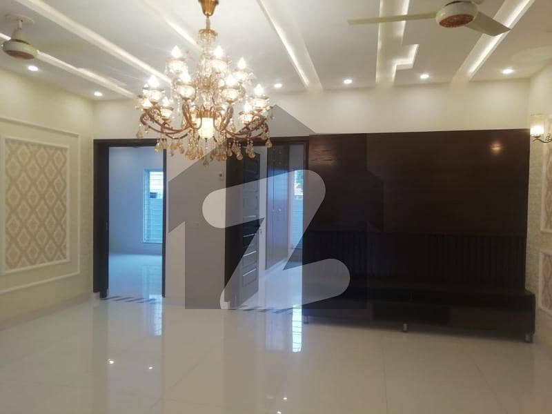 بحریہ ٹاؤن سیکٹر سی بحریہ ٹاؤن لاہور میں 5 کمروں کا 10 مرلہ مکان 3.5 کروڑ میں برائے فروخت۔