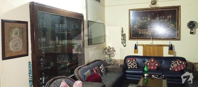 ٹرنک بازار سیالکوٹ میں 12 کمروں کا 12 مرلہ مکان 4 کروڑ میں برائے فروخت۔