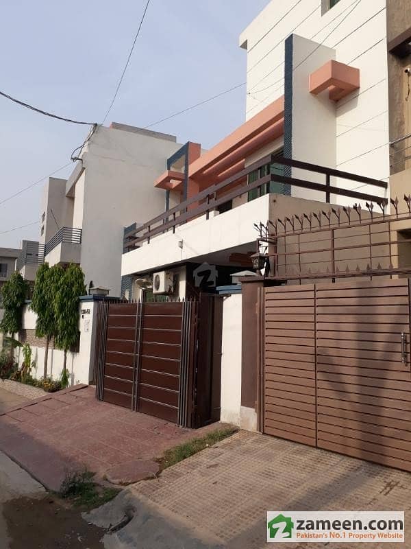 Johar Town - 7 Marla House For Sale Near Lakas School