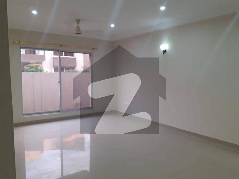 نیوی ہاؤسنگ سکیم کارساز کراچی میں 5 کمروں کا 14 مرلہ مکان 9.5 کروڑ میں برائے فروخت۔