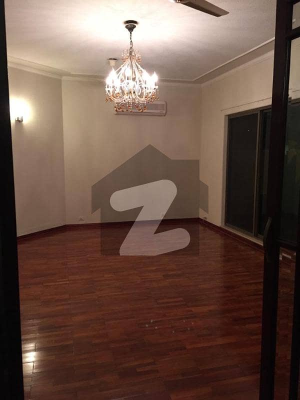 کینٹ لاہور میں 5 کمروں کا 1.6 کنال مکان 4.2 لاکھ میں کرایہ پر دستیاب ہے۔