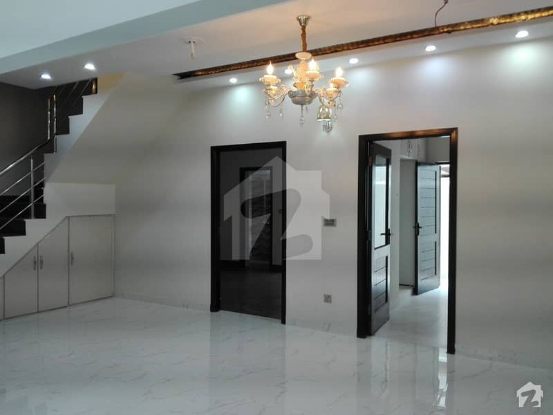 آئی ای پی انجینئرز ٹاؤن لاہور میں 5 کمروں کا 10 مرلہ مکان 2.3 کروڑ میں برائے فروخت۔