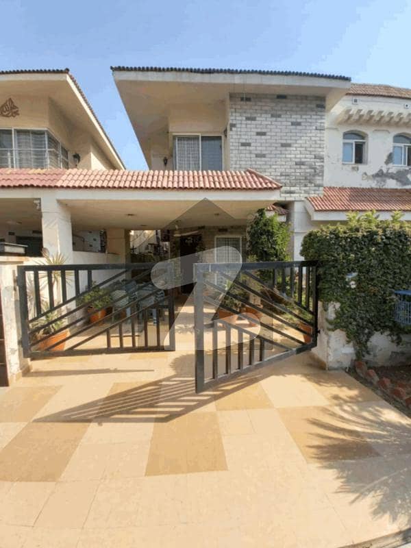 11 Marla House Available for sale in Safari Villas