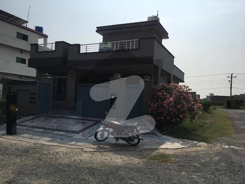 آئی ای پی انجینئرز ٹاؤن لاہور میں 3 کمروں کا 9 مرلہ مکان 1.8 کروڑ میں برائے فروخت۔
