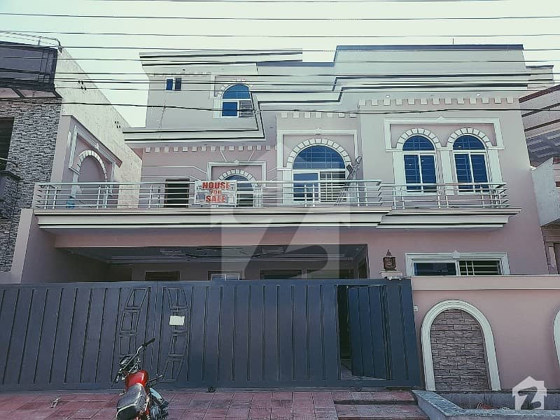 سوان گارڈن اسلام آباد میں 7 کمروں کا 12 مرلہ مکان 3.1 کروڑ میں برائے فروخت۔