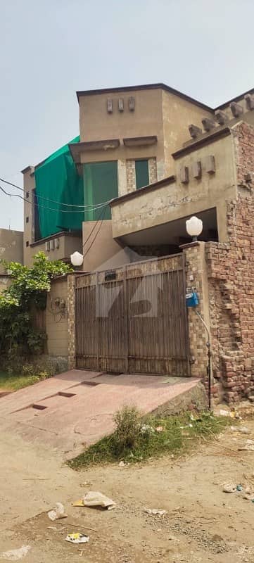 مسلم ٹاؤن فیصل آباد میں 4 کمروں کا 8 مرلہ مکان 1.1 کروڑ میں برائے فروخت۔